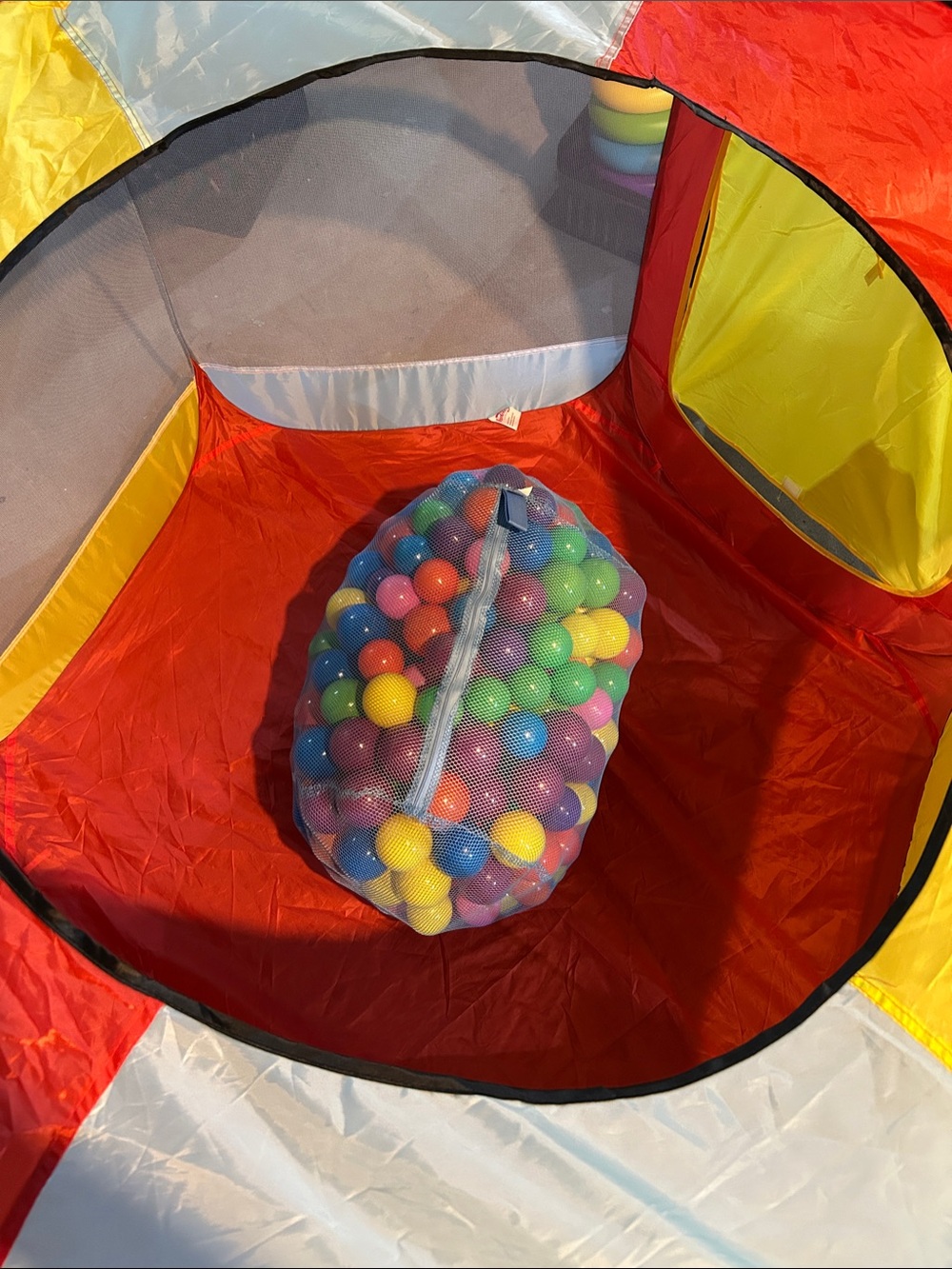 Tent-Style Ball Pit and Bag of 200 Balls